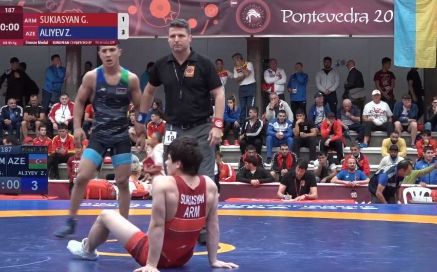 Азербайджанский борец завоевал на чемпионате Европы бронзовую медаль, обыграв армянина