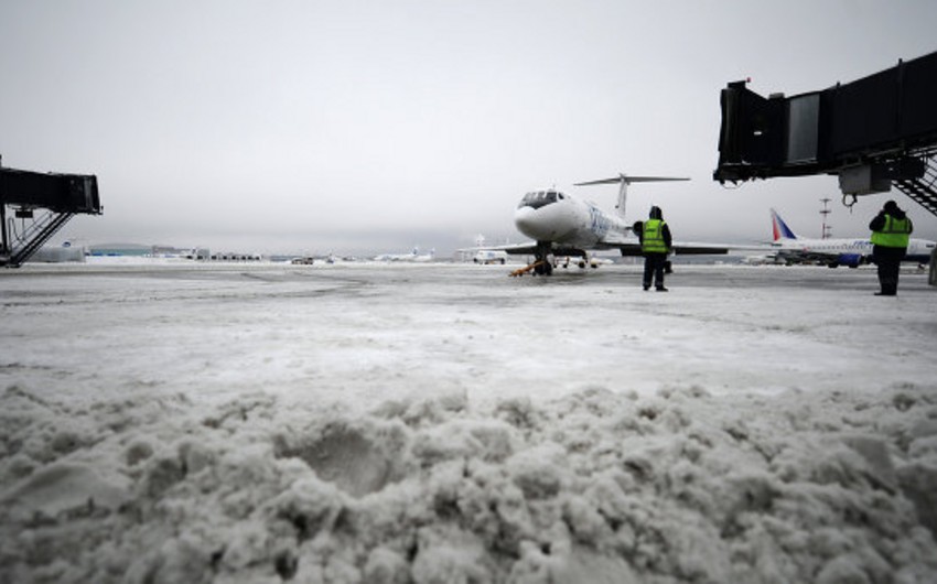 Heathrow airport cancels 100 plus flights due to snowfall in London