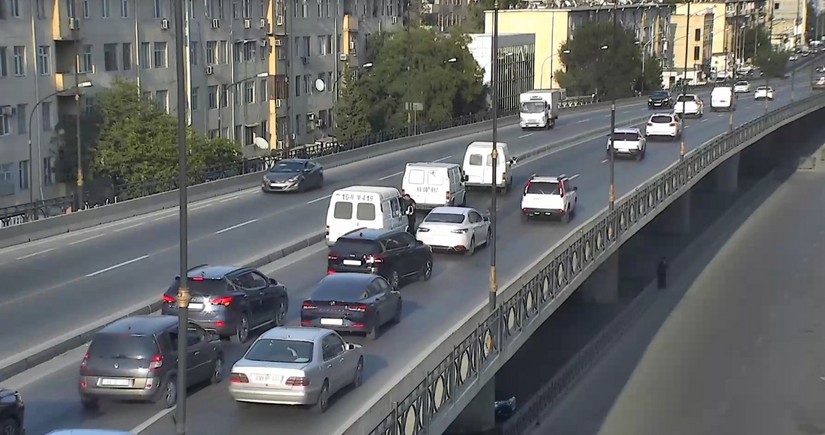 Bakıda körpünün üstündə qalan nasaz nəqliyyat vasitəsi yolda sıxlıq yaradıb