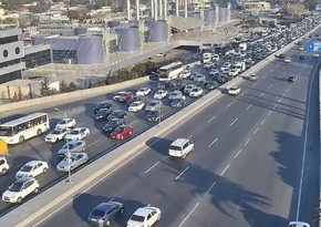 Bakının bir sıra yollarında nəqliyyatın sıxlığı yaranıb