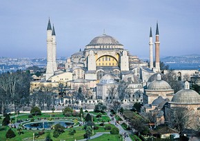 Вход в мечеть Айя-София в Стамбуле станет платным для иностранцев с 2024 года