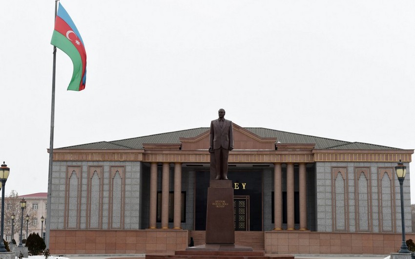 President Ilham Aliyev visits monument to national leader Heydar Aliyev in Nakhchivan