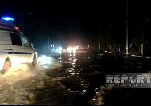 Сильные дожди в Мингячевире привели к затоплению дорог