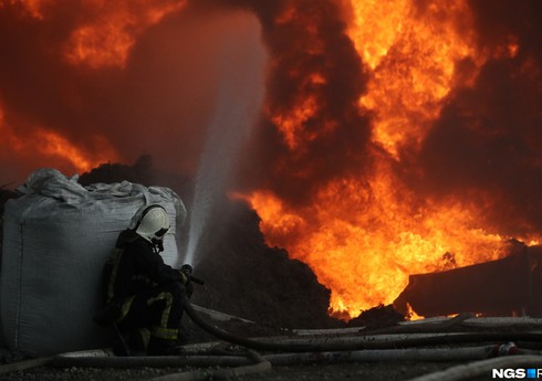 На хлопкоперерабатывающем заводе в Сабирабаде начался пожар