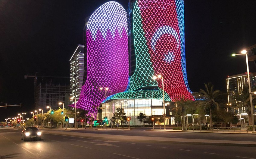 На башнях-близнецах в Катаре изображен флаг Азербайджана