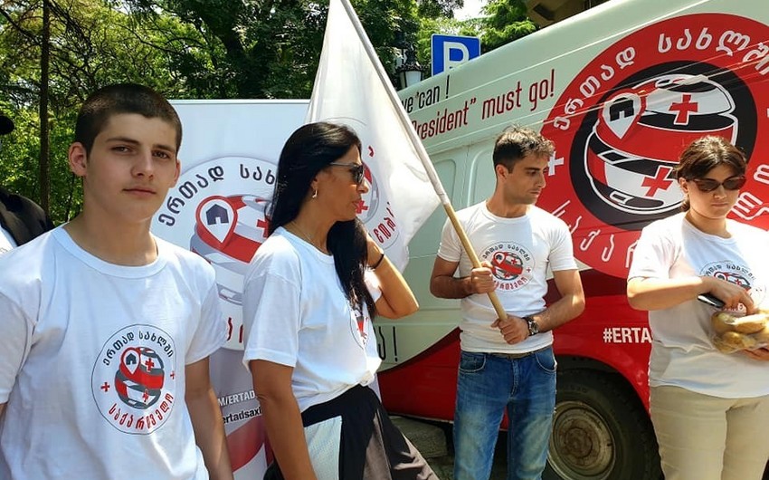 Gürcüstan prezidentinin sarayı qarşısında “kartof aksiyası” keçirilib