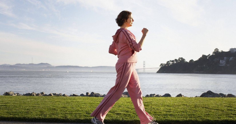 Ученые сравнили пользу ходьбы и спорта для здоровья