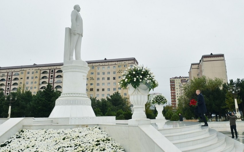 Ilham Aliyev visits statue of National Leader in Sumgayit