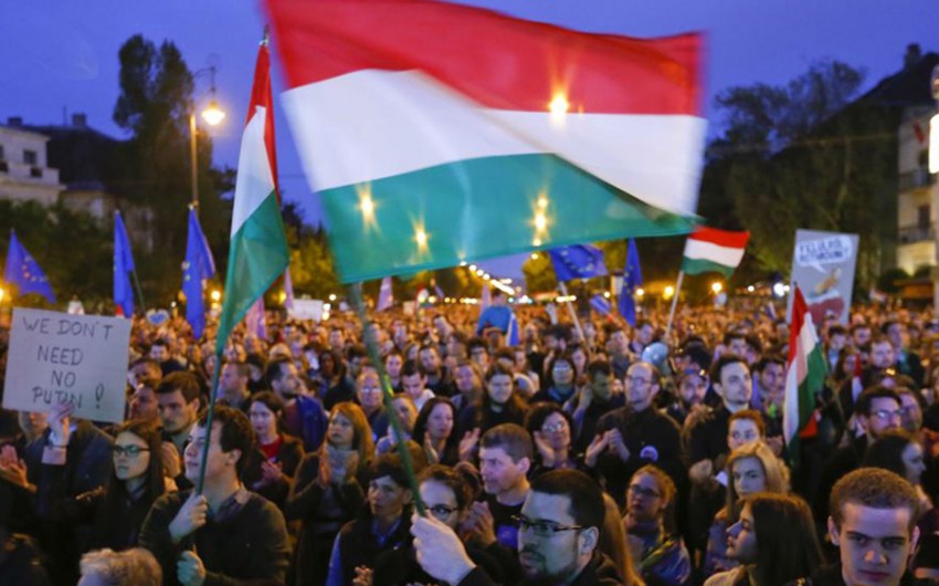 Macarıstanda parlament seçkilərinin nəticələri əleyhinə mitinq keçirilib