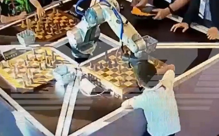 Robot azyaşlı şahmatçının barmağını sındırıb