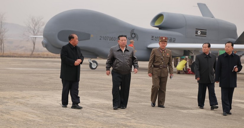 Kim Çen In yerli istehsal olan yeni pilotsuz uçuş aparatları ilə tanış olub