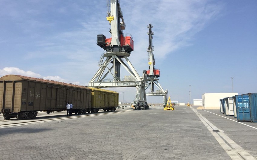 SOCAR осуществил первую контейнерную транспортировку по коридору Баку-Тбилиси-Карс