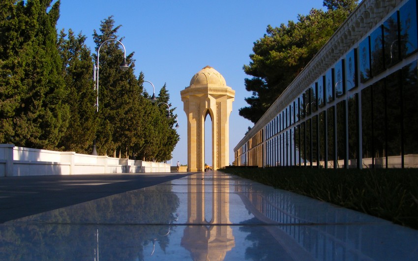 Lithuanian president visits Alley of Martyrs in Baku