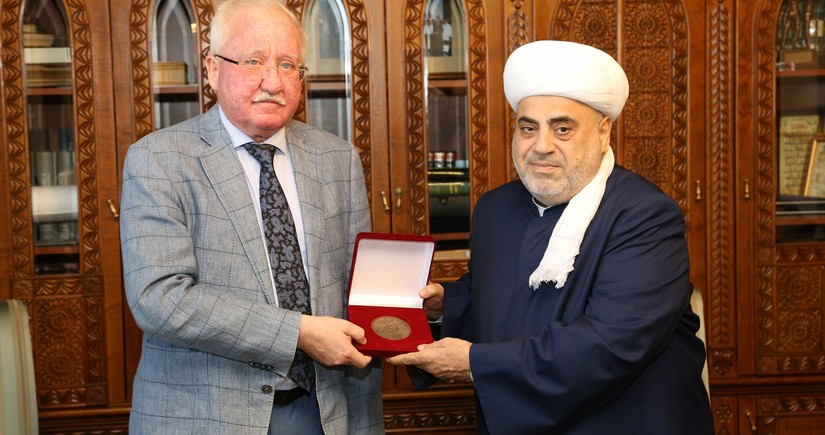 Şeyxülislama Aşurbəylilərin embleminin təsvir olunduğu xatirə medalı təqdim edilib