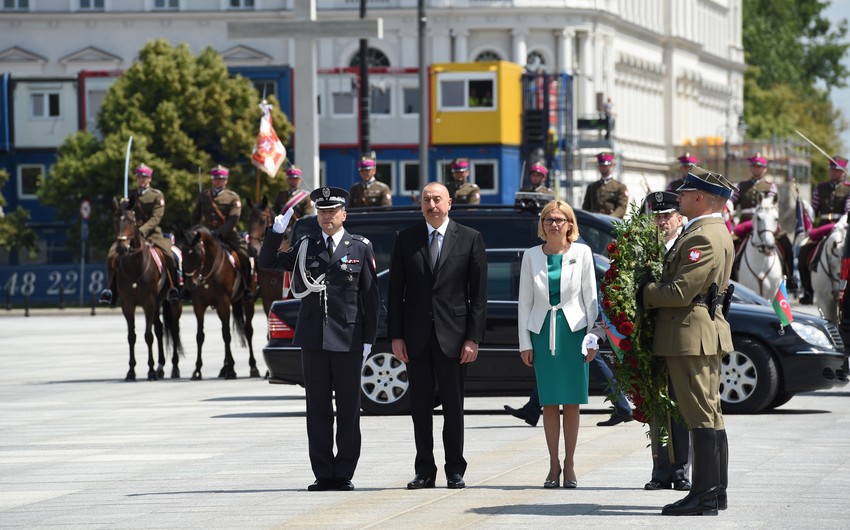 President Ilham Aliyev visited Tomb of Unknown Soldier in Warsaw