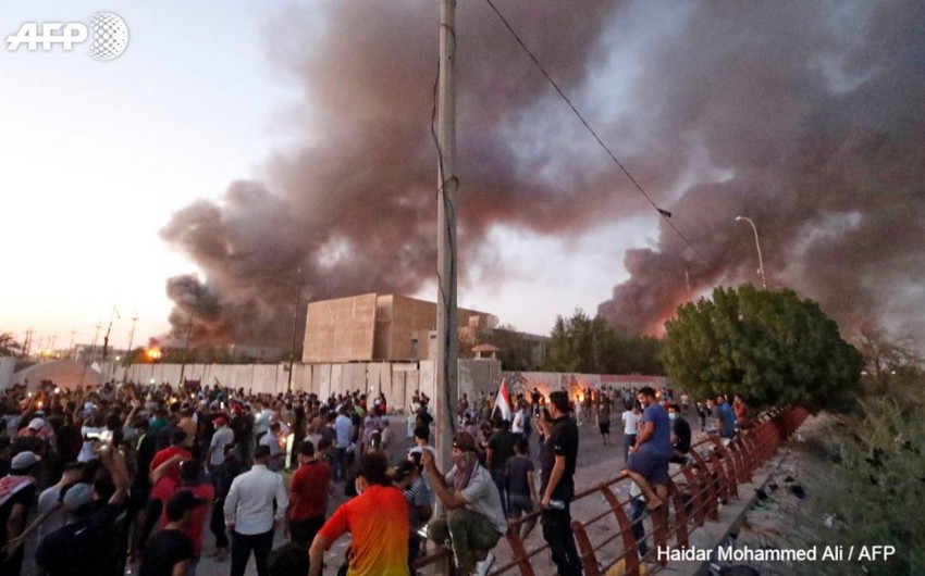 Демонстранты в Басре подожгли консульство Ирана