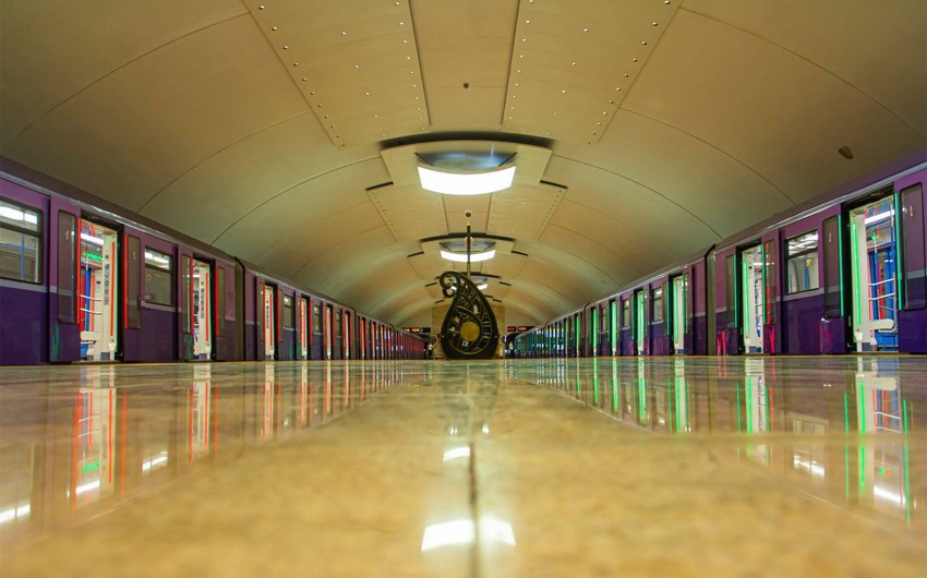 В бакинском метро поезда возобновили работу