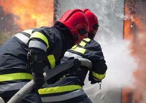 Bakıda mağaza yanıb