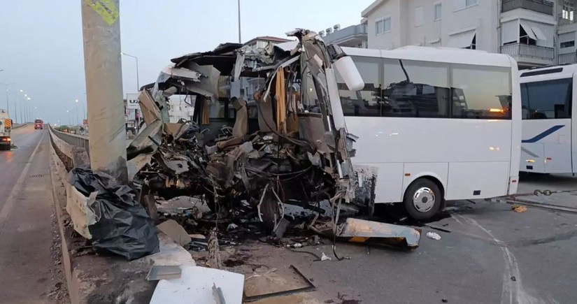 Tourist bus crash in Türkiye results in fatality and injuries