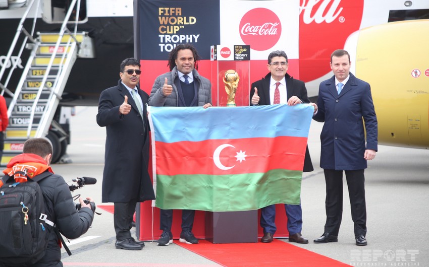 Кубок мира по футболу доставлен в Азербайджан