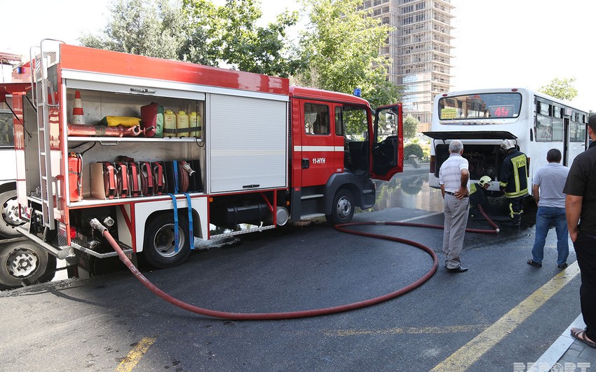 Bus in Baku blew smoke, passengers evacuated – PHOTO