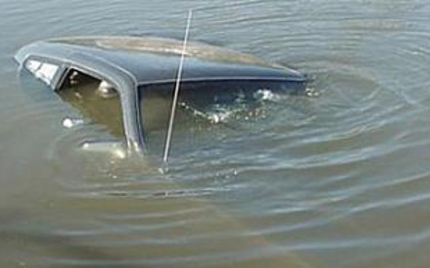 Neftçalada avtomobil su kanalına düşüb, sürücü ölüb