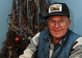 For 40 years spruce with Christmas decorations stayed parked in a US citizen's room