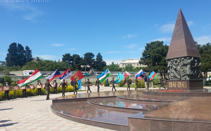 Послы стран СНГ возложили венок к Мемориалу воинской славы в Баку по случаю Дня Победы