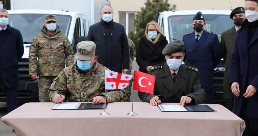 Турция передала Грузии спецтехнику для военного аэродрома в Марнеули