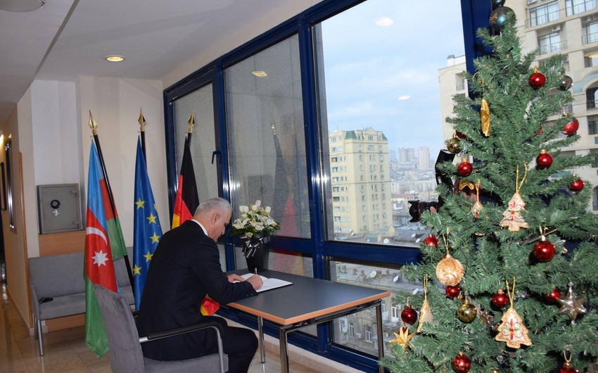 Шахин Мустафаев оставил запись в книге соболезнований в посольстве Германии