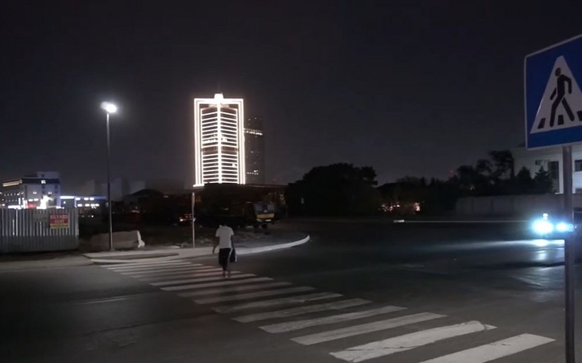 В Баку освещение пешеходных переходов переводят на солнечные батареи 