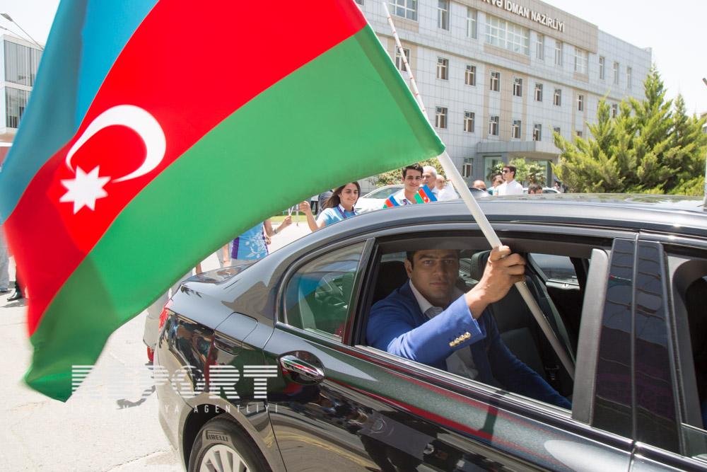 Азер сегодня. Азербайджан машины. Азербайджанцы флаг. Азербайджанец в машине. Флаг Азербайджана на машине.