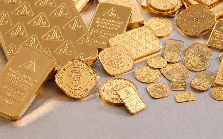 Gold prices fall slightly in anticipation of statistics from US