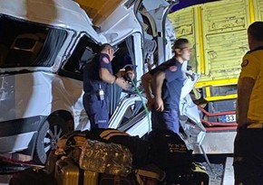 В Турции микроавтобус врезался в припаркованный грузовик, погибли два человека