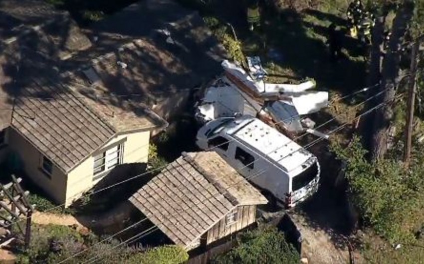 Один человек погиб в результате падения самолета на дом в Калифорнии