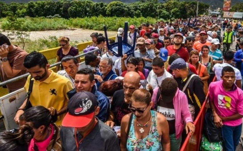 Siyasi böhran fonunda minlərlə adam Venesueladan qaçır