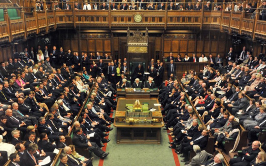 Böyük Britaniya parlamenti funt sterlinqi vurdu