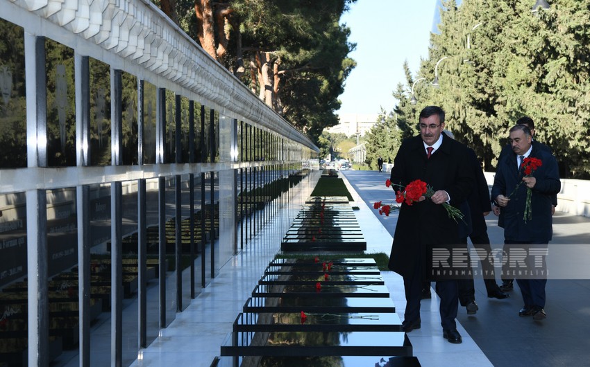 Cevdet Yilmaz visits Alley of Honor in Baku