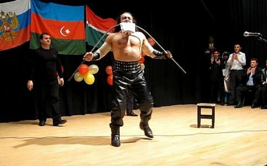 Азербайджанский силач протащил КАМАЗ на собственных волосах - ВИДЕО