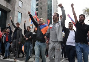 Ermənistan parlamentinin qarşısında hökumətin istefası tələbilə etiraz aksiyası keçirilir 