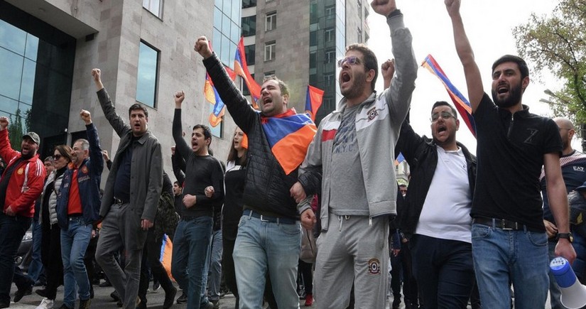 Protest action taking place in front of Armenian parliament, government's resignation demanded