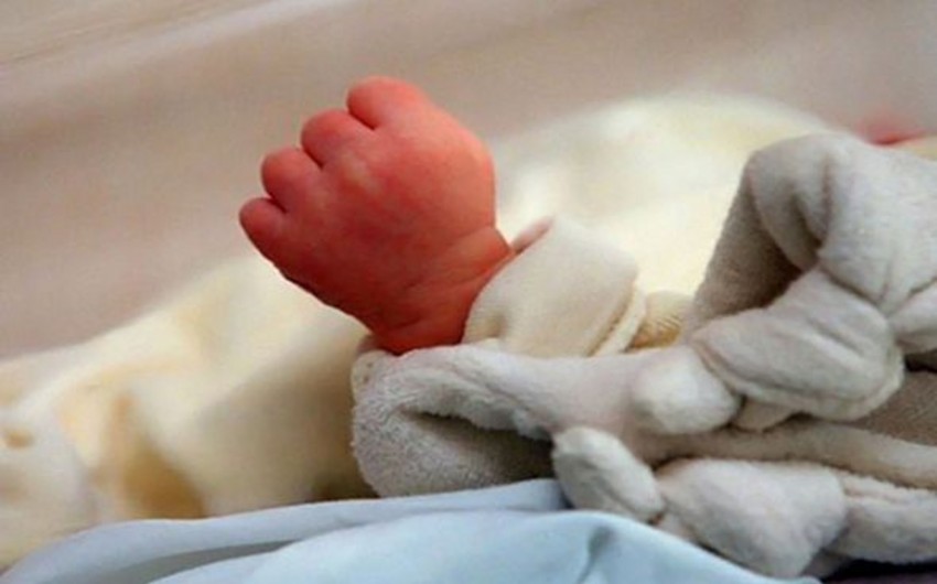 В Баку около отделения полиции найден новорожденный