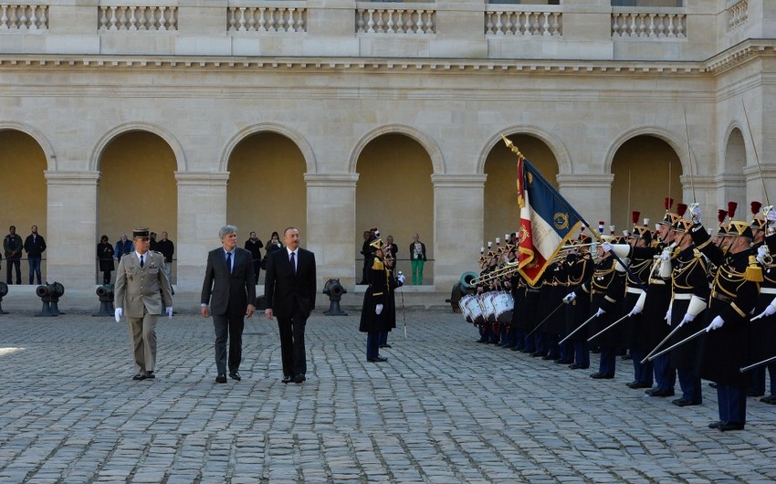В Париже состоялась церемония официальной встречи президента Ильхама Алиева