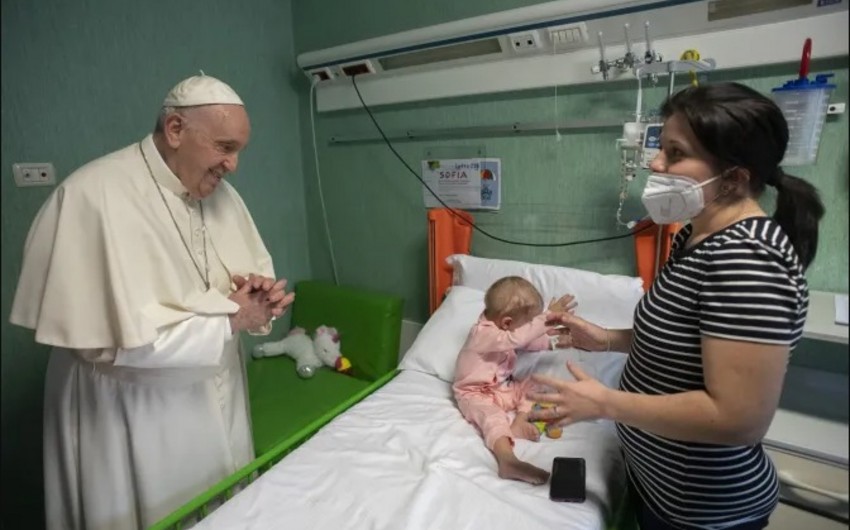 Roma Papası Ukraynadan olan xəstə uşaqları ziyarət edib