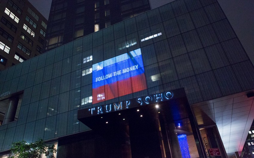 Nyu-Yorkda Donald Trampın hotelinin fasadında Putinin portreti əks etdirilib - FOTO