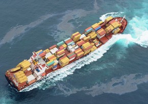 Bloomberg: контейнеровоз сел на мель в Суэцком канале