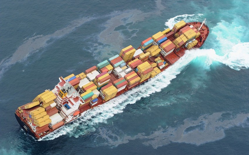 Bloomberg: контейнеровоз сел на мель в Суэцком канале