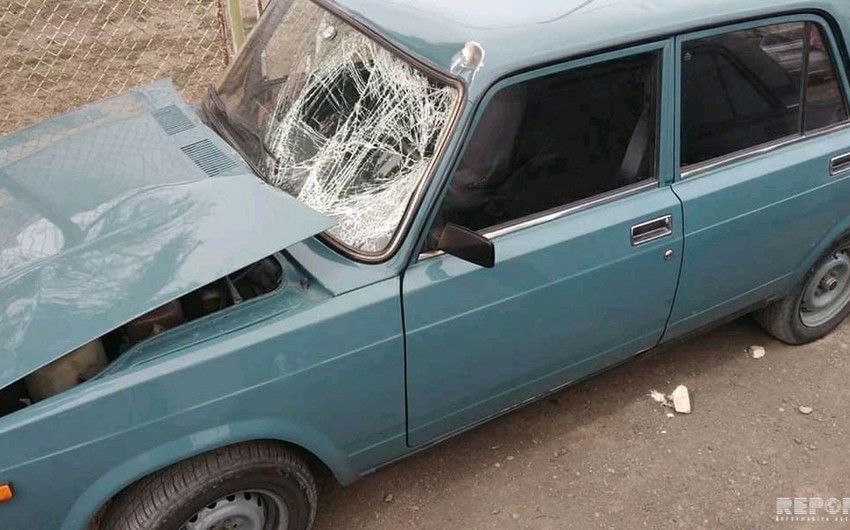 На западе Азербайджана отца и сына сбил автомобиль, один из них погиб