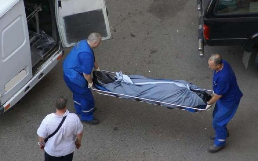 В санузле кафе в Баку найдено тело