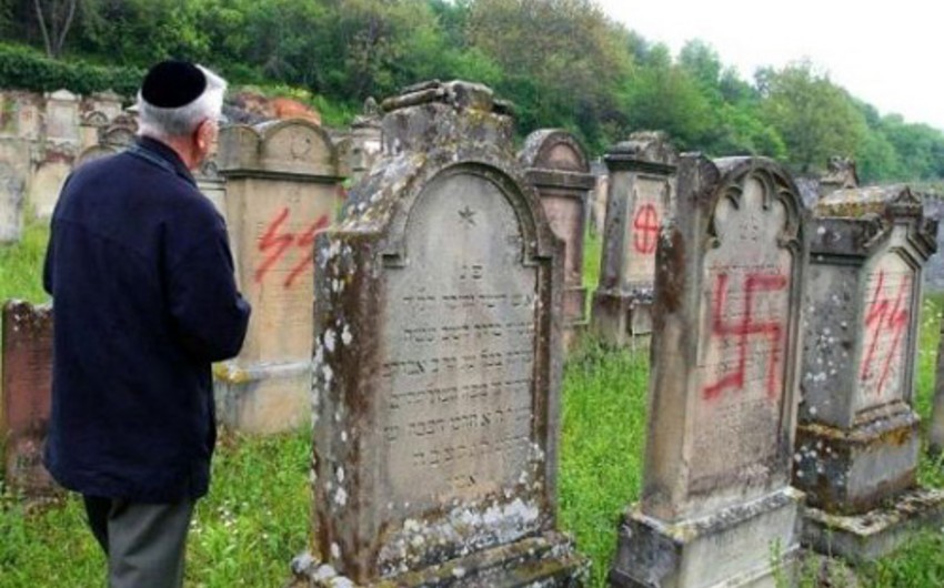 ​Во Франции на еврейском кладбище осквернены сотни могил